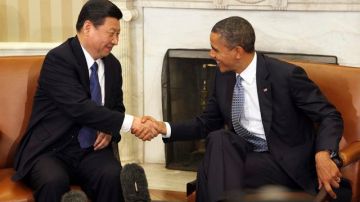 El presidente Barack Obama, derecha, saluda al vicepresidente chino, Xi Jinping durante el encuentro de ayer.