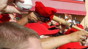 Albert Pujols (der.) ya tuvo un primer contacto con los seguidores de Angels, quienes ahora esperan respuestas en los campos de juego.