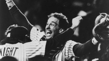 Gary Carter, en esta foto de archivo, de octubre 27 de 1986, celebra la victoria de los Mets sobre los Medias Rojas en compañía de Ray Knight.