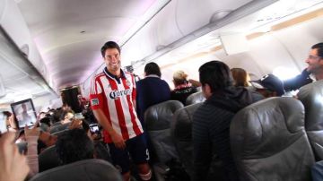 El colombiano Juan Pablo Ángel, muy sonriente, fue el primero en desfilar ayer, en el avión, con la nueva playera de Chivas USA.