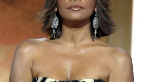 Su álbum "Whitney" fue el primero de una mujer en debutar como número 1 en la lista Billboard.