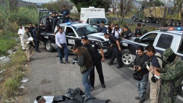 Autoridades mexicanas y la prensa arriban al lugar donde fueron hallados los cuerpos desmembrados en Morelos.