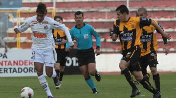 Sacha Lima (der.), de The Strongest, no puede detener a Neymar, de Santos, en el partido de ayer en el Estadio Hernando Siles de La Paz.