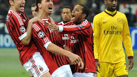 El delantero sueco Zlantan Ibrahimovic (centro) celebra el cuarto gol del Milan, mientras es felicitado por Van Bommel y Robinho (70).
