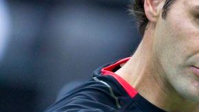 Roger Federer  en acción frente al francés Nicolas Mahut, ayer.