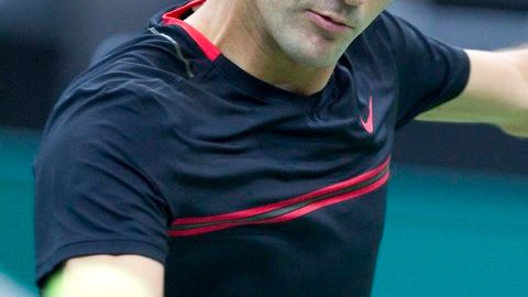 Roger Federer  en acción frente al francés Nicolas Mahut, ayer.