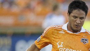 El delantero Brian Ching (izq.) durante su anterior etapa con el Dynamo de Houston.