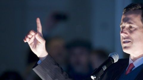 El aspirante republicano en la carrera presidencial, Rick Santorum, durante un acto de campaña en Tacoma, Washington.