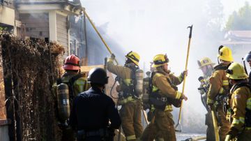 Bomberos sofocan el incendio ocurrido en una vivienda en East Hollywood.