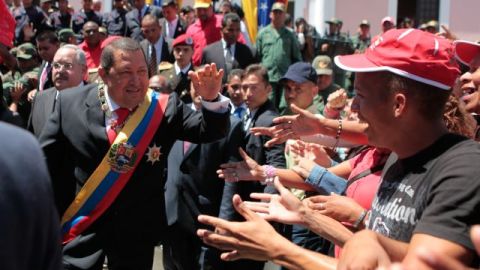 El presidente venezolano, Hugo Chávez Frías (i), saluda a sus seguidores en Ciudad Bolívar.