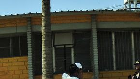 Empleados del servicio forense trasladan los cádaveres de las víctimas del incendio en la Granja Penal de Comayagua. Gustavo Amador