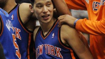 Jeremy Lin (c) celebra con sus compañeros después que los Knicks de vencieran a Timberwolves.