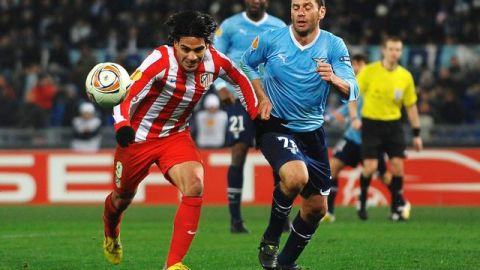El colombiano Radamel Falcao se escapa con el balón en acción del partido de ayer de visita ante Lazio, al que le marcó un doblete.