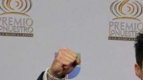 El duo Chino y Nacho posan con su premio Grupo o Dúo del Año de Premios Lo Nuestro.