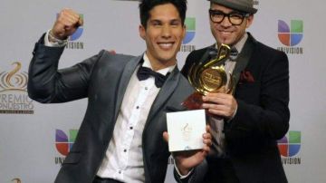El duo Chino y Nacho posan con su premio Grupo o Dúo del Año de Premios Lo Nuestro.