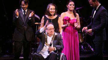 Roberto Gómez Bolaños (en silla de ruedas) recibe el premio "Leyenda" con motivo de la celebración del Mes de la Herencia Hispana en EEUU.