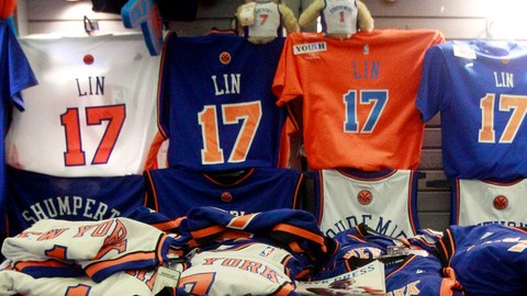 Las tiendas de Nueva York han entrado en una época de bonanza al vender por el doble del  precio la camiseta 17 de Jeremy Lin.