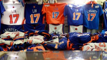 Las tiendas de Nueva York han entrado en una época de bonanza al vender por el doble del  precio la camiseta 17 de Jeremy Lin.