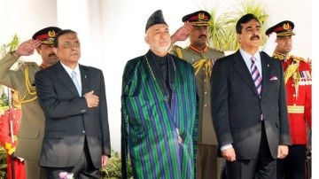 Hamid Karzai, presidente de Afganistán, (centro) es escoltado en ceremonia por mandatarios invitados antes de sus reuniones.
