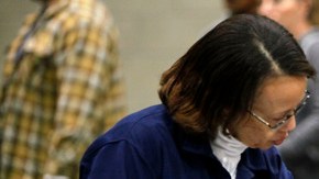 Un hombre recibe asistencia de una empleada de NACA para llenar los diversos formularios requeridos para iniciar el proceso.