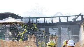 El Departamento de Bomberos de Los Ángeles informó que en la vivienda marcada con el número 517 al norte del bulevar Harvard prendió en llamas minutos después del mediodía.