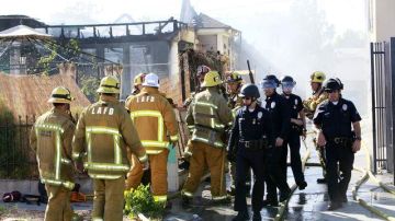 El Departamento de Bomberos de Los Ángeles informó que en la vivienda marcada con el número 517 al norte del bulevar Harvard prendió en llamas minutos después del mediodía.