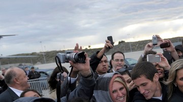 El presidente Barack Obama a su llegada al aeropuerto de Los Ángeles, saludando a los presentes en la rampa.