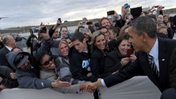 El presidente Barack Obama a su llegada al aeropuerto de Los Ángeles, saludando a los presentes en la rampa.