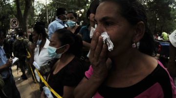 Familias esperan en la morgue de Tegucigalpa, Honduras, a que les entreguen los cuerpos de los reos que murieron.