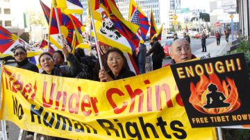 Manifestantes Pro-Tibet protestaban en las afueras del  'China Mart' de Los Ángeles contra la presencia del vicepresidente chino,  Xi Jinping, que estaba en su interior.