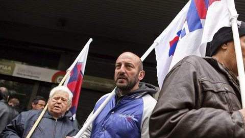 Mientras el gobierno busca soluciones a la crisis, la desesperación de los desempleados los lleva a las calles.