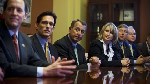 El presidente de la Cámara de Representantes  John Boehner (3-i) y el líder de la mayoría republicana Eric Cantor (2-i).