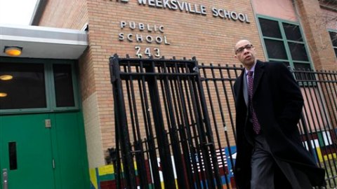 El Consejal de Educación de Nueva York, Dennis Walcott, ha visitado las escuelas en las cuales se han reportado irregularidades con algún maestro.