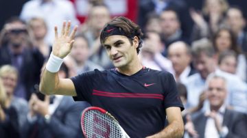 Roger Federer responde a la ovación luego de un anhelado triunfo.