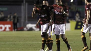 Juan Carlos Leaño se persigna al ser felicitado por sus compañeros tras anotar el gol de la victoria para el cuadro zapopano.
