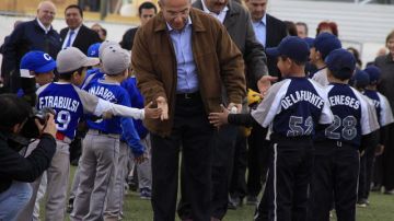 El presidente Calderón saluda a un grupo de niños beisbolistas durante su visita a la colonia Villas de Salvarcar, donde varios jóvenes fueron asesinados en 2010.