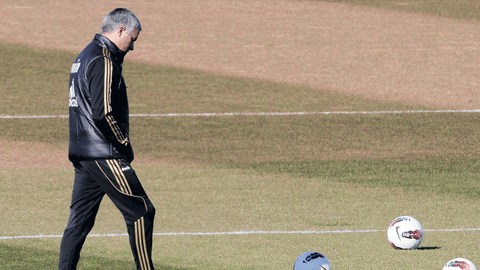 José Murinho  solo y pensativo en la práactica de ayer del Real Madrid que hoy enfrenta al Racing de Santander.