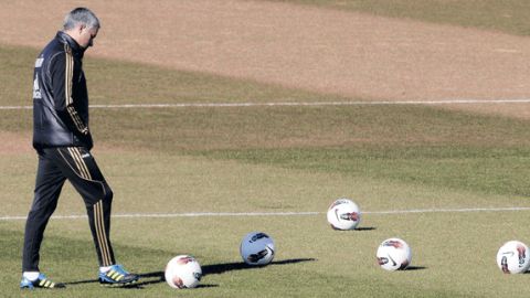 José Murinho  solo y pensativo en la práactica de ayer del Real Madrid que hoy enfrenta al Racing de Santander.
