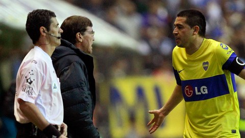 Julio Falcioni (izq.) y Juan Román Riquelme son de caráter muy  intenso y sus ideas  llegan a chocar dentro del Boca Juniors.