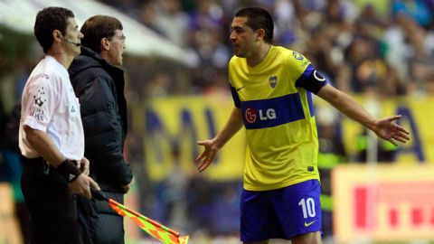Julio Falcioni (izq.) y Juan Román Riquelme son de caráter muy  intenso y sus ideas  llegan a chocar dentro del Boca Juniors.