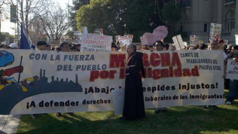 Marchan cientos contra los despidos de trabajadores inmigrantes a causa de las auditorías del Servicio de Migración y Aduanas.