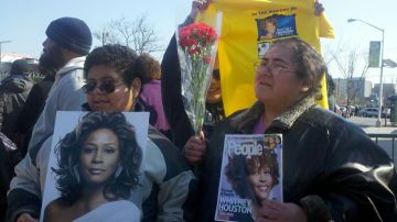 Joselyn Jonathan, de 43 años, quien sostiene un ramo de rosas,  viajó desde Connecticut para darle el último adiós a Whitney Houston.