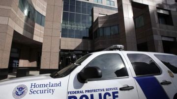 Una patrulla de Homeland Security es evidencia de la investigación interna en el edificio federal para identificar las causas del siniestro.