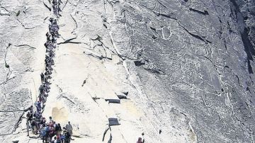 Hasta 1,200 personas al día buscan escalar el Half Dome.