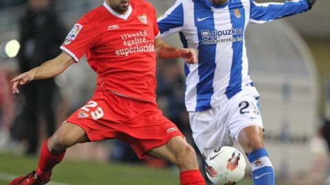 El mexicano Carlos Vela (der.), del Real Sociedad, tratará de convencer  hoy en el duelo ante Granada, tras ser convocado por  Montanier.