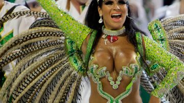 Una bailarina de la escuela de samba Camisa Verde e Branco participa del multitudinario  desfile carnavalesco.