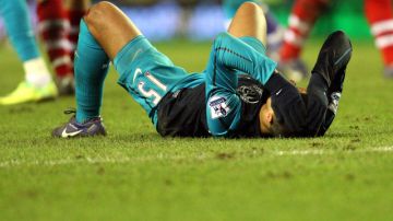 Alex Oxlade-Chamberlain, de Arsenal, queda tendido en el suelo tras la costosa derrota de ayer.
