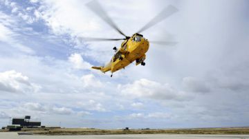 El helicóptero en el que viaja el Príncipe Guillermo de Gales y sus compañeros para una misión militar despegando de la base aérea de Mount Pleasant, en las Islas Malvinas