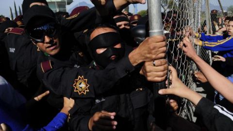 Policías estatales intentan contener a los familiares de reos del penal de Apodaca, en la zona metropolitana de Monterrey, México.