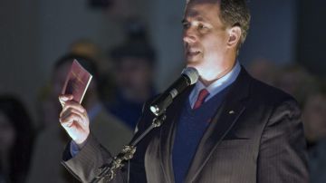 El precandidato Rick Santorum lanza punzadas a  diestra y siniestra  con el fin de ganar las simpatías de los más radicales.